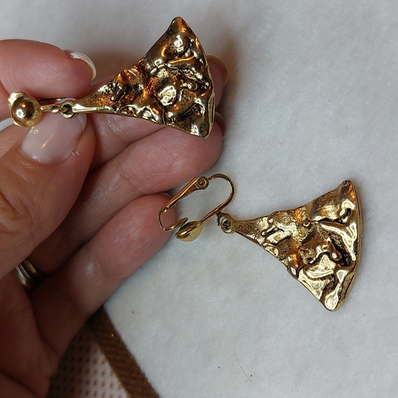Goldtone Textured Nugget Style Triangle Clip-on Earrings Dangle Dangly - Picture 1 of 5